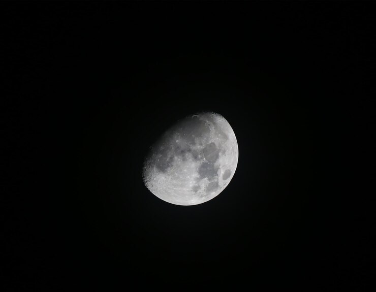 Foto nocturna de la luna llena en el punto de perigeo de la Súper Luna