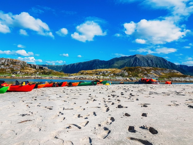 Foto de noruega con mar playa cielo nublado coloridos barcos en verano