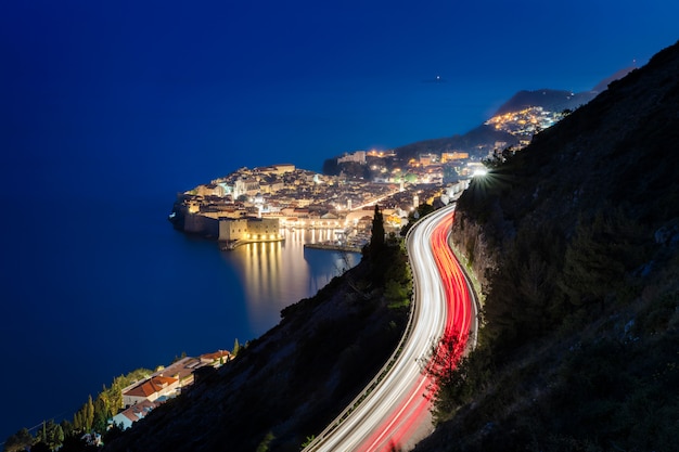 Foto foto noturna de dubrovnik com trilhas de carro