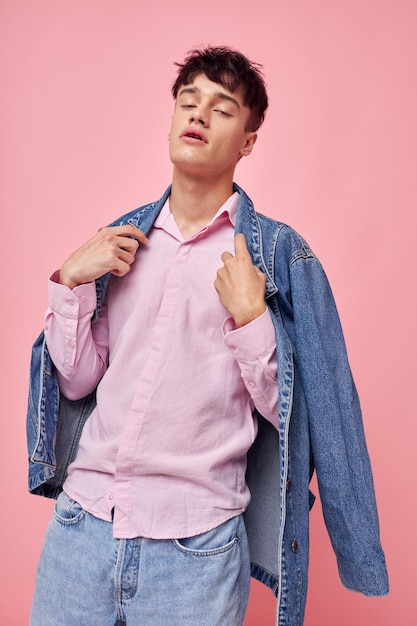 Foto de novio joven romántico en ropa elegante juvenil chaqueta de mezclilla posando estilo de vida inalterado