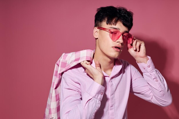 Foto de novio romántico joven camisa rosa y gafas chaqueta moda estilo elegante Estilo de vida inalterado