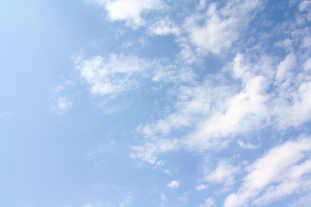 Foto foto nube cirrocumulus blanca en el cielo azul