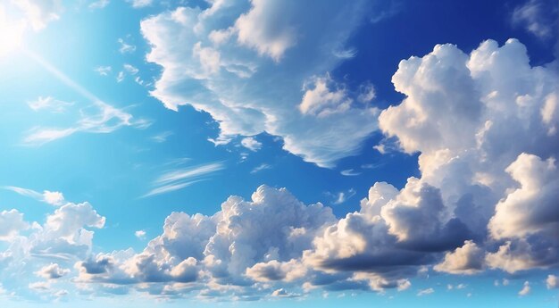 Foto de la nube Cumulonimbus en el cielo azul brillante en un día soleado tomada desde abajo