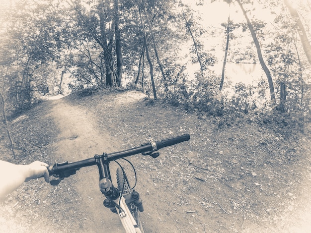 Foto oid vinage. ciclista na floresta