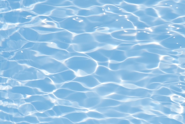 Una foto de las ondas de agua en una piscina