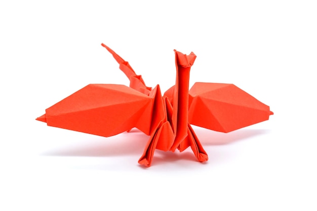 Foto de origami dragón rojo aislado sobre fondo blanco.