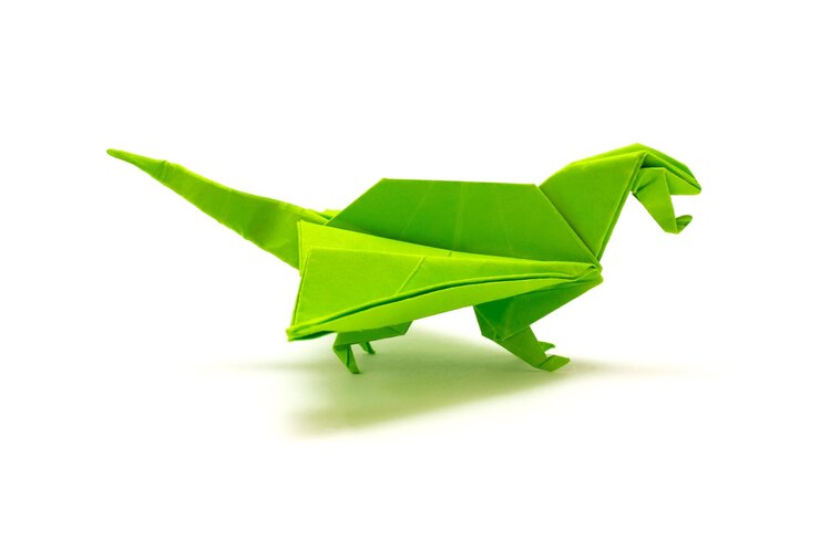 Foto foto de origami dragón verde aislado sobre fondo blanco.