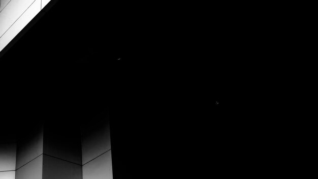 una foto oscura de una habitación oscura con una luz en ella