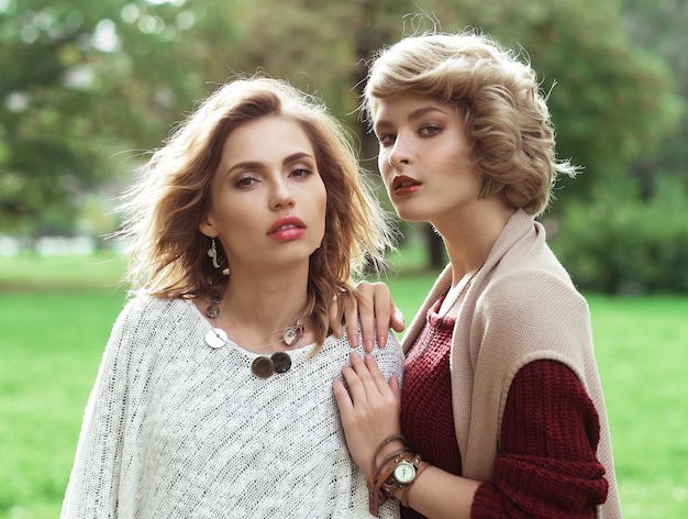 Foto de otoño de dos mujeres hermosas en el parque