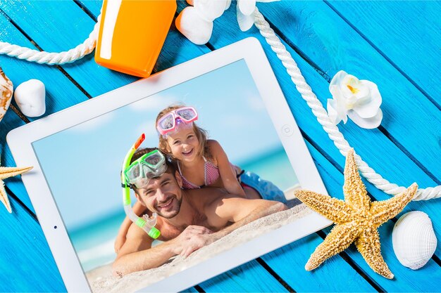 Foto de padre feliz y su dulce hijita en la playa