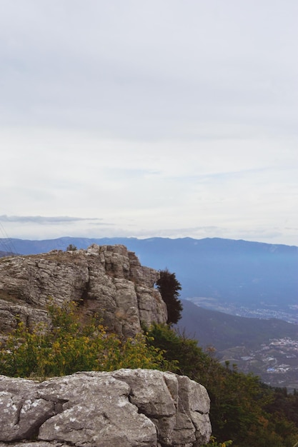 Foto paisagem da Crimeia com belas montanhas AiPetri vista