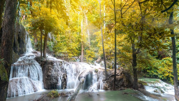 Foto paisagem erawan waterfall bela cachoeira na floresta tropical na província de kanchanaburi tailândia