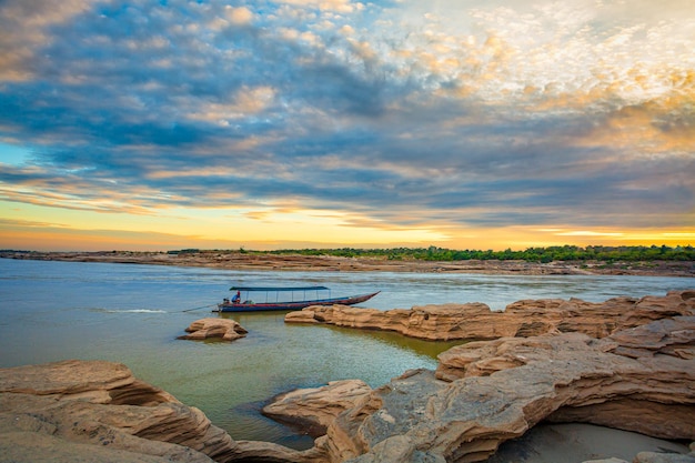 Foto de paisaje de amanecer con barco mountainSam Phan Bok Ubon Ratchathani Tailandia