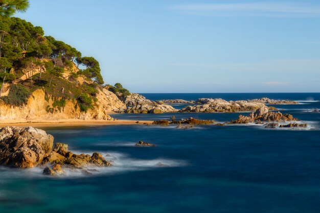 Foto foto de paisaje de una costa brava española en un día soleado, cerca de la ciudad de palamós