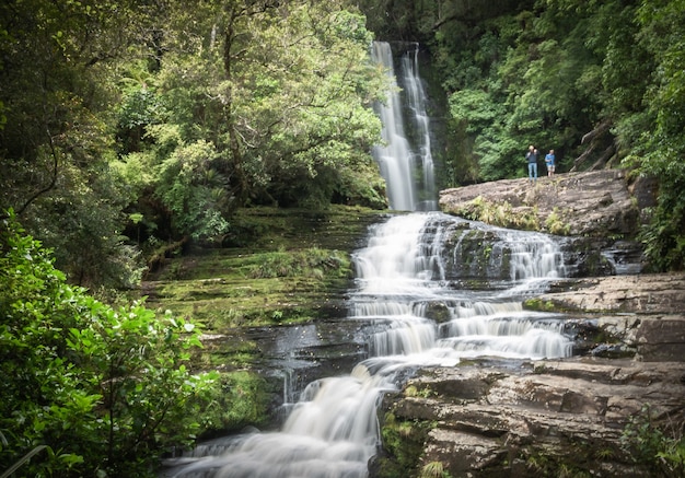 Foto de paisaje de gran cascada en medio del bosque catlins nueva zelanda