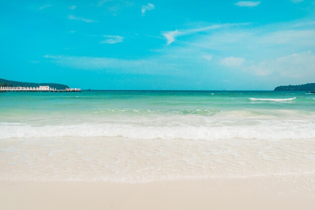 Foto de paisaje de la hermosa playa exótica de arena blanca en la isla de Koh Rong en Camboya. Ola espumosa blanca sobre arena blanca en la playa. copyspace