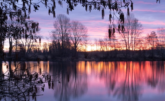 Foto de paisaje nocturno del río francés Adour después de una puesta de sol roja ardiente Fotografía tomada en Francia