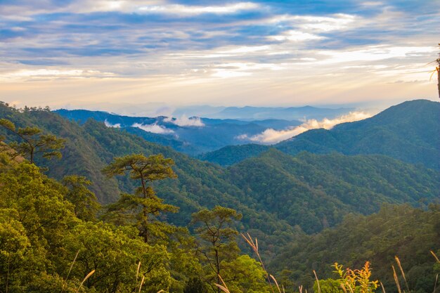 Foto paisaje y puesta de sol. La puesta de sol en las montañas Tailandia.