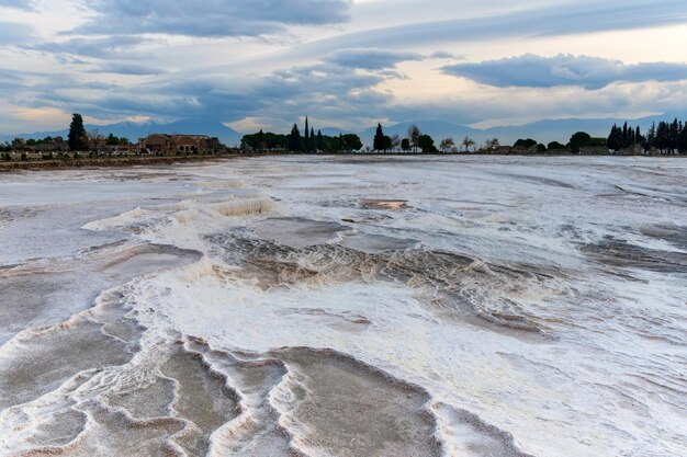 Foto de paisaje de terrazas de travertino en pamukkale turquía