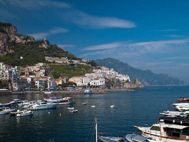 Foto paisaje urbano mar montañas acantilados en Crimea