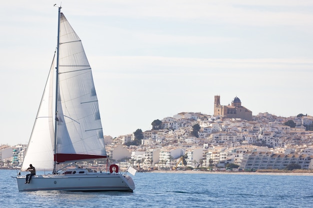 Foto de paisaje de un velero cerca del puerto.