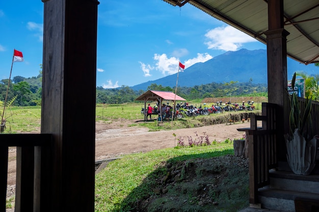 Foto de paisaje. Vista del monte Raung Banyuwangi con cielo azul y nubes.