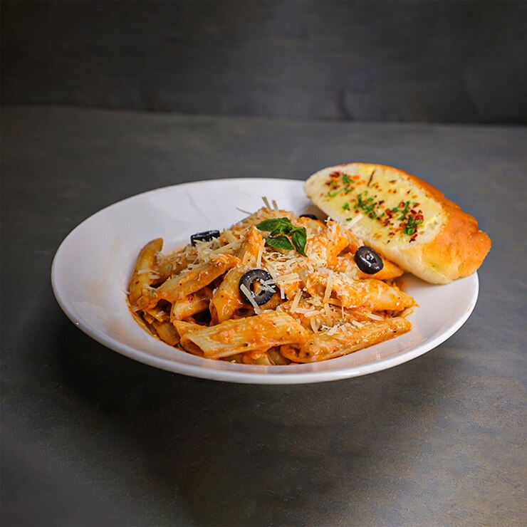 Foto de pan gralic italiano con aceite en un plato indio