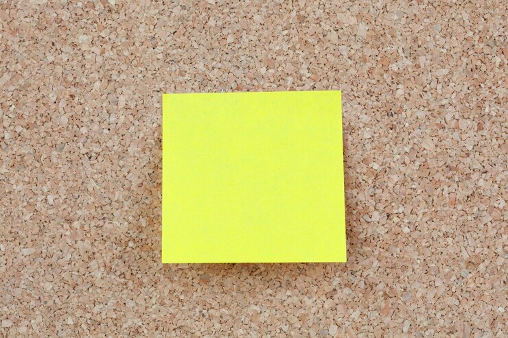 Foto foto de panel de corcho con un post-it amarillo