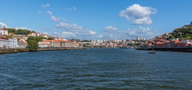 Foto panorámica de la ciudad vieja de Oporto, Portugal con el río Duero