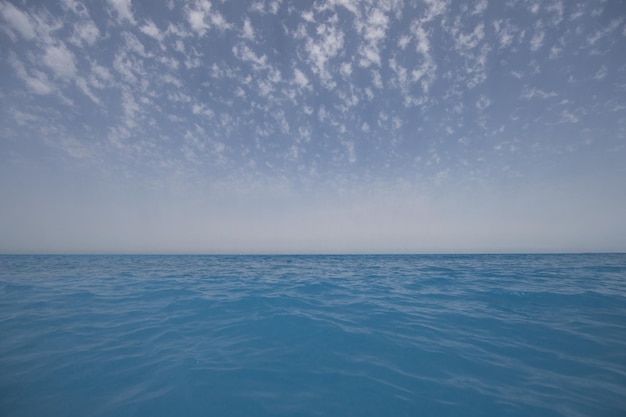 foto panorâmica da areia da praia, mar azul e céu azul