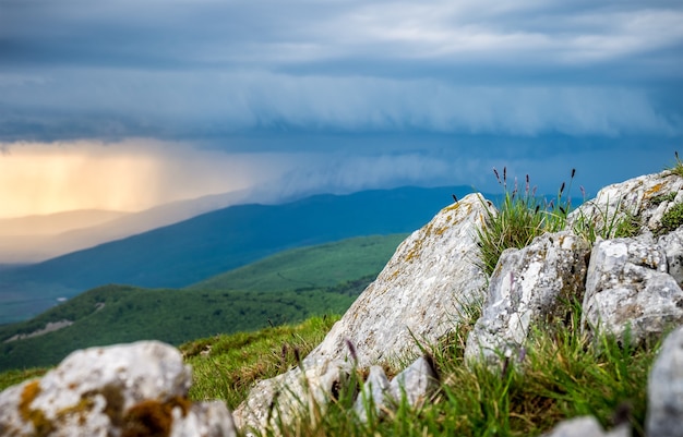 Foto panorâmica de chuva nas montanhas.