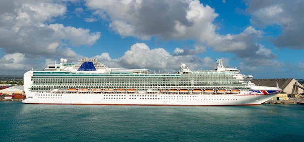 Foto panorâmica de férias em navio de cruzeiro em mar Férias em navio De cruzeiro Férias no verão Férias e viagens em navio