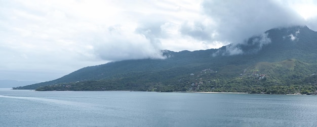 Foto panorâmica de Ilha Bela em um dia nublado Destino turístico no litoral de São Paulo no Brasil