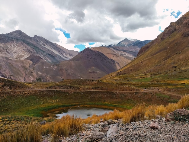 Foto panorâmica de montanhas pitorescas no parque provincial aconcagua, mendoza, argentina