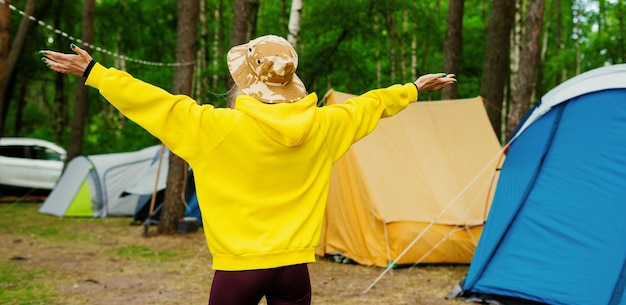 Foto panorâmica do banner Uma mulher durante um acampamento