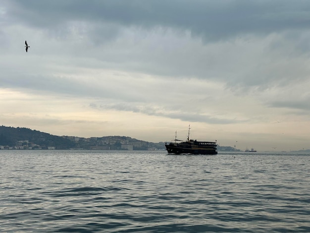 foto panorâmica do Bósforo com um veleiro