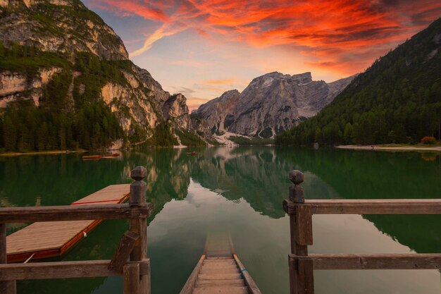 Foto foto panorâmica do lago di braies pragser wildsee nas dolomitas