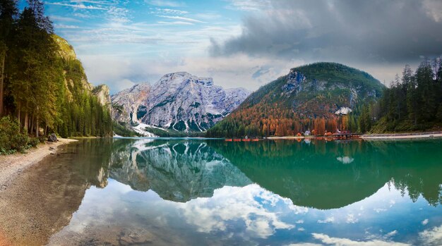 Foto foto panorâmica do lago di braies pragser wildsee nas dolomitas