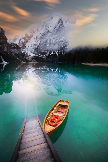 Foto foto panorâmica do lago di braies pragser wildsee nas dolomitas