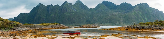 Foto panorâmica do pitoresco céu nublado do mar das montanhas na Noruega