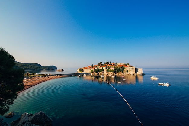 Foto panorámica de la isla de sveti stefan