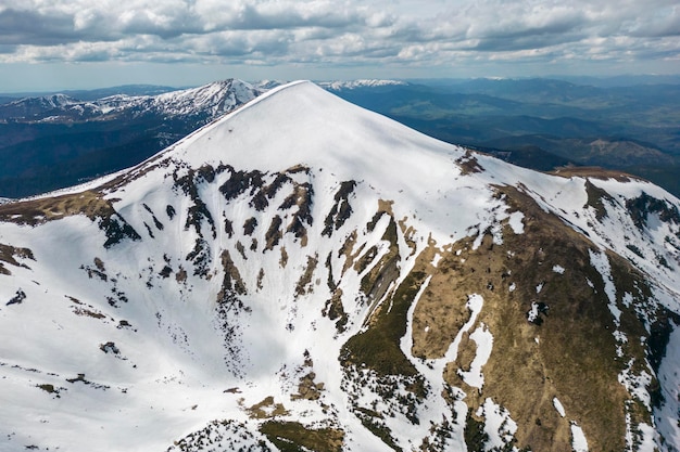 Foto una foto panorámica de la montaña hoverla con nieve vista desde arriba de las montañas de los cárpatos