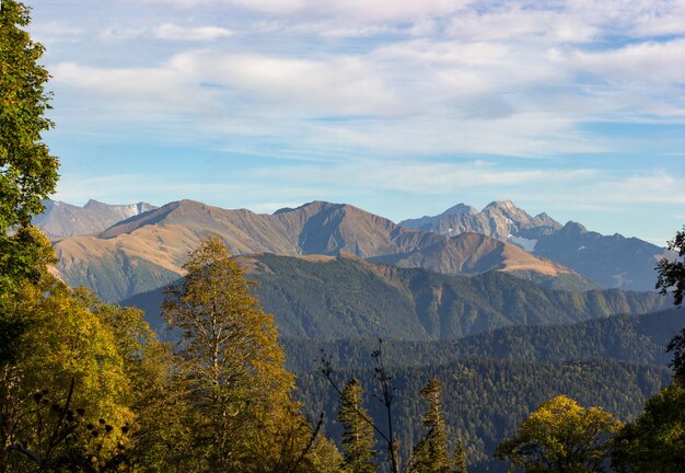 Foto panorámica del paisaje otoñal con vistas naturales a la montaña.