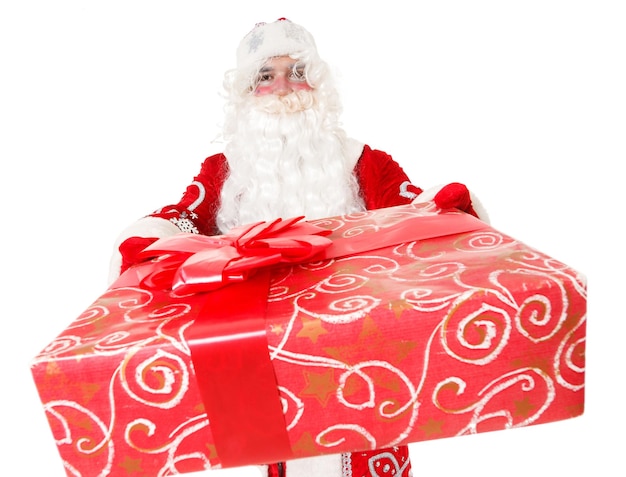 Foto de Papá Noel feliz con cajas de regalo rojas mirando a la cámara