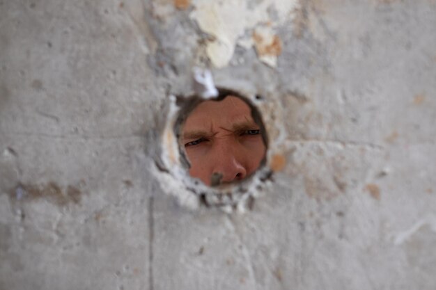 Foto de pared de cemento rota con trazado de recorte del agujero