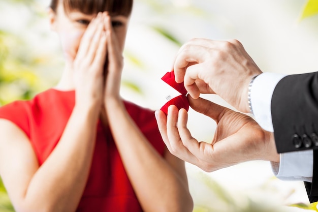 foto de pareja con anillo de bodas y caja de regalo