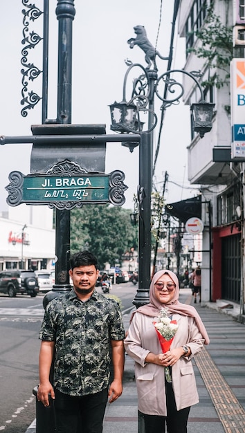 Foto foto de una pareja caminando en braga bandung