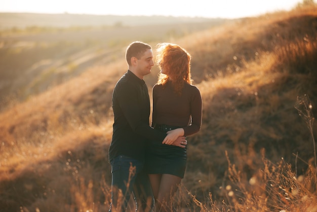 Una foto de una pareja en el campo pasando un buen rato juntos