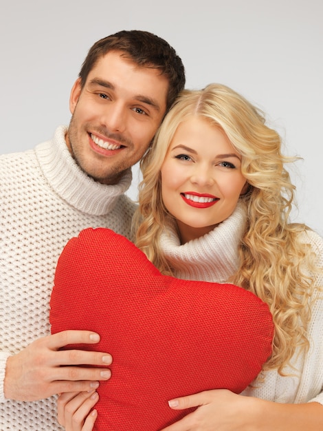 foto de la pareja de la familia en un suéter con corazón