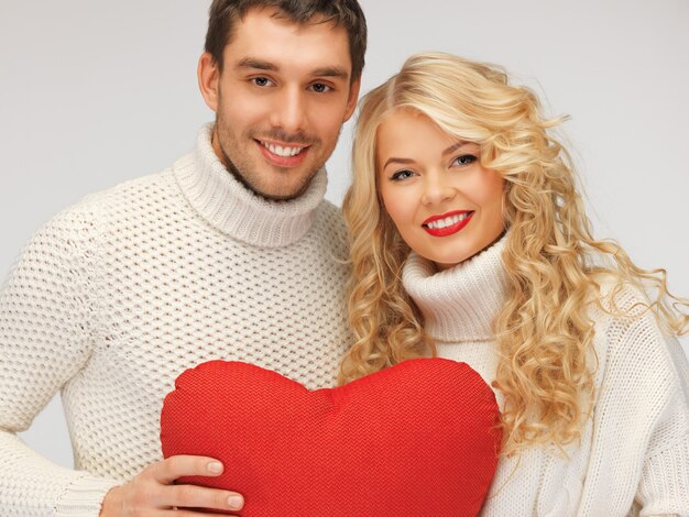 foto de la pareja de la familia en un suéter con corazón